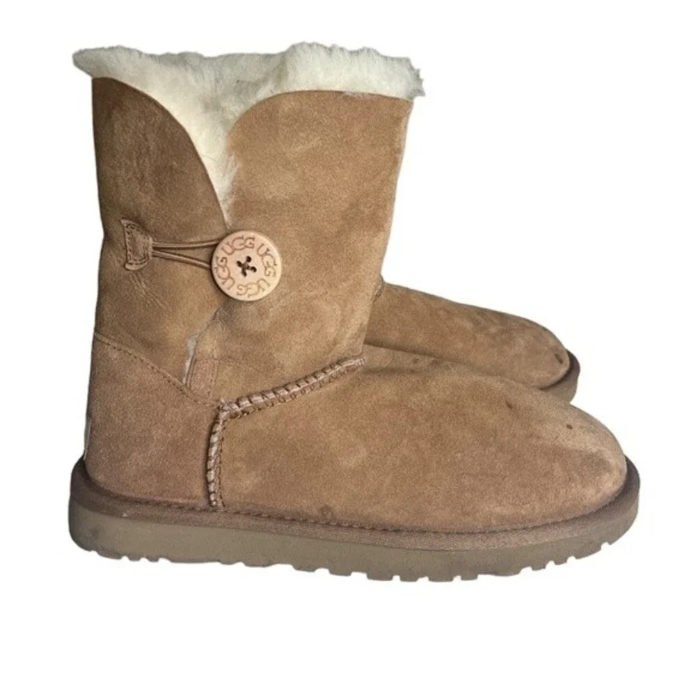 UGG Bailey Button II  Size 6